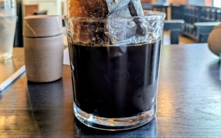 Unique! This 40-Year-Old Café Serves Giant Iced Coffee That Doesn’t Dilute for 3 Hours