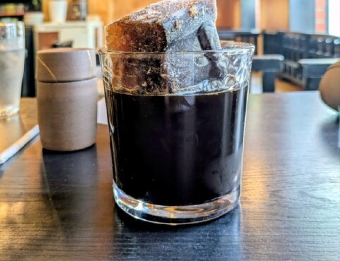Unique! This 40-Year-Old Café Serves Giant Iced Coffee That Doesn’t Dilute for 3 Hours